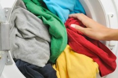 Is het mogelijk en hoe kan ik zwarte kleding goed wassen met rode, blauwe, groene, gekleurde en andere kleuren