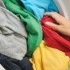 Is het mogelijk en hoe kan ik zwarte kleding goed wassen met rode, blauwe, groene, gekleurde en andere kleuren