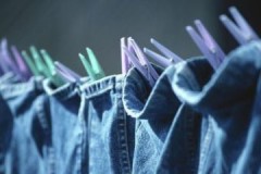 Originele en effectieve manieren om jeans snel en correct te drogen na het wassen