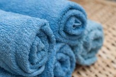 Astuces utiles pour savoir comment laver les serviettes en éponge pour les garder douces et moelleuses