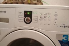 Waarom geeft de Samsung-wasmachine fout h1 weer en wat te doen?