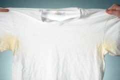 TOP 10 manieren om gele zweetvlekken uit witte T-shirts te verwijderen