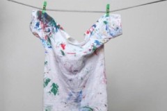 Hoe snel en effectief aquarellen uit kleding te verwijderen?