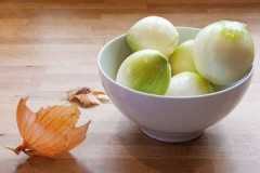 Several ways to keep peeled onions for a long time