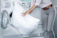 Comment bien laver un rembourrage en polyester à la machine à écrire et à la main?