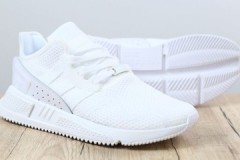 Rules and tips on how to wash white sneakers and keep them pristine