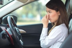 Tips from experienced motorists on how to remove the smell of damp in the car