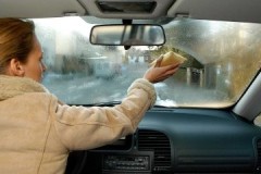 Een assortiment gereedschappen en manieren om beslagen glas in een auto te verwijderen