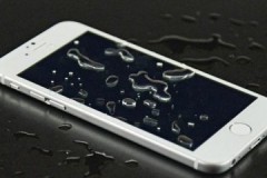 Verschillende life-hacks om water onder het beschermende glas van een telefoon of smartphone te verwijderen