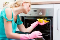 Effectieve remedies dan het schoonmaken van koolstofafzettingen in de oven thuis