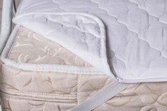 Comment bien laver un surmatelas imperméable en machine à laver et à la main?