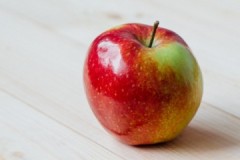 Aanbevelingen en manieren om appels op het balkon te bewaren in de herfst en winter