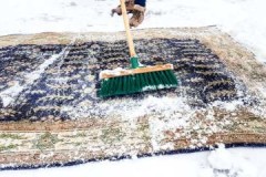 Tips from experienced housewives on how to properly clean carpet with snow